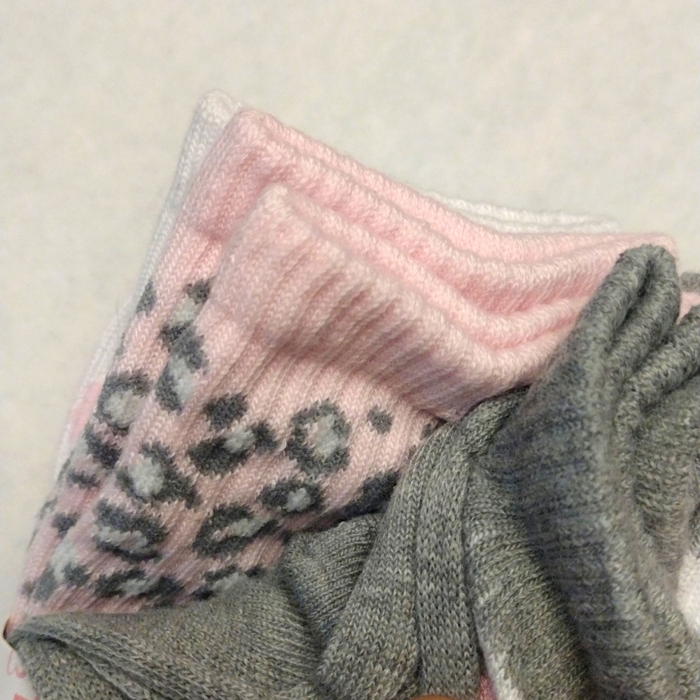 RAE DUNN Hearts Socks 6 pk - Picture 4 of 6